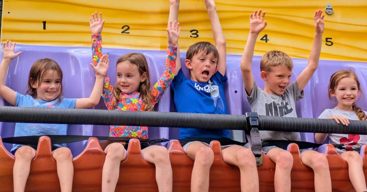 kids on ride at great escape