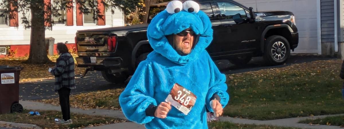man running 5k in cookie monster costume