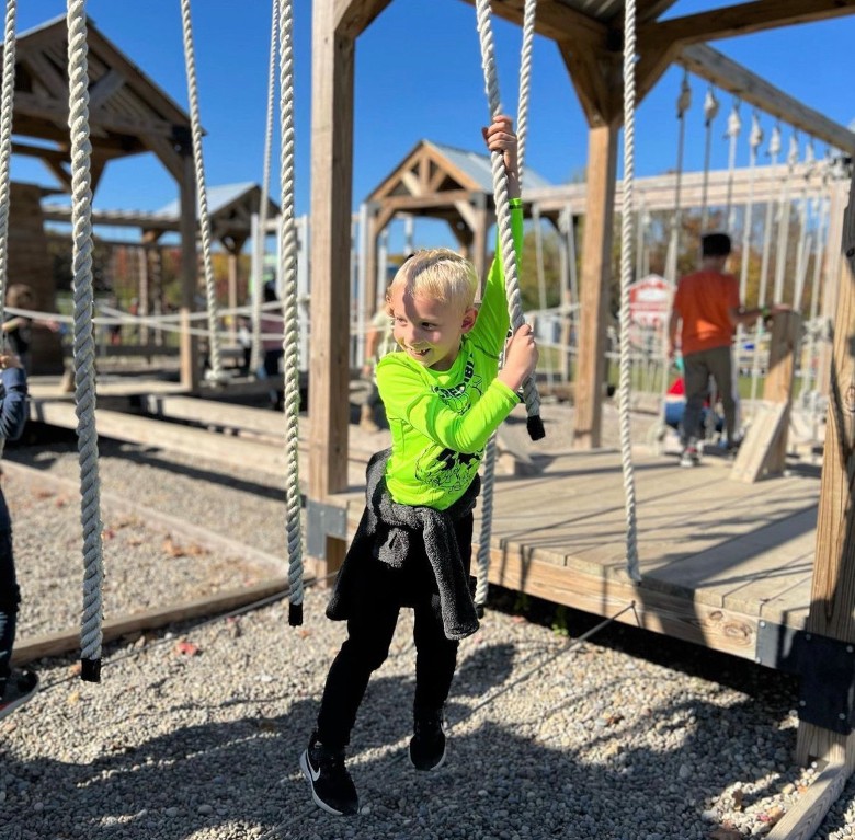 kid on ropes course